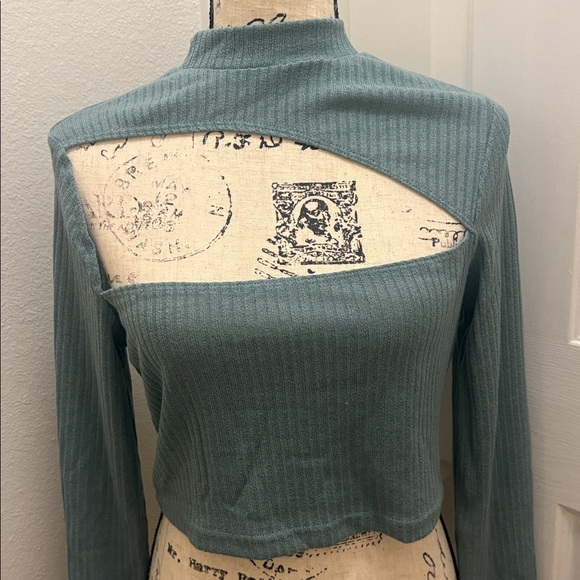 NWOT-Cutout Front Rib-knit Crop size L- 8/10 - Picture 8 of 8